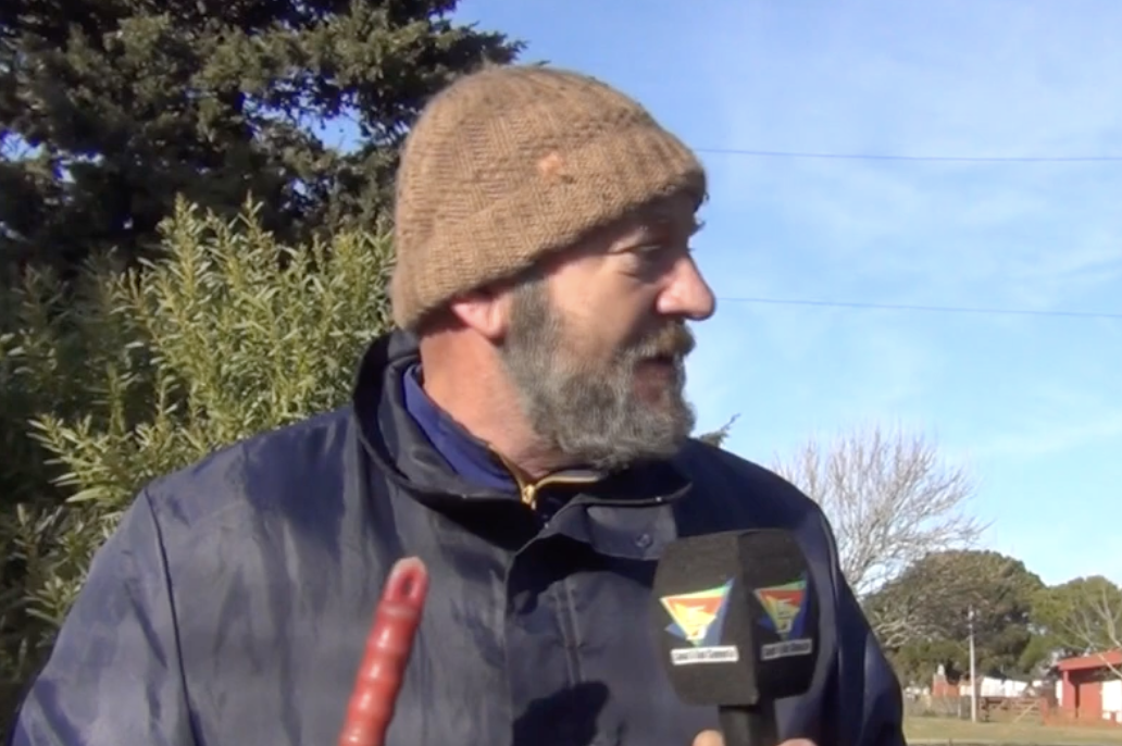 MARCELO, PLACERO DE LA 2 DE ABRIL: «LOS JÓVENES SE COMPORTAN MAL, ARRANCAN LAS PLANTAS, ES UNA PLAZA QUE ESTÁ MUY A LA VISTA Y DEJARÍA QUE DESEAR SI LA DEJÁRAMOS MUY ABANDONADA»