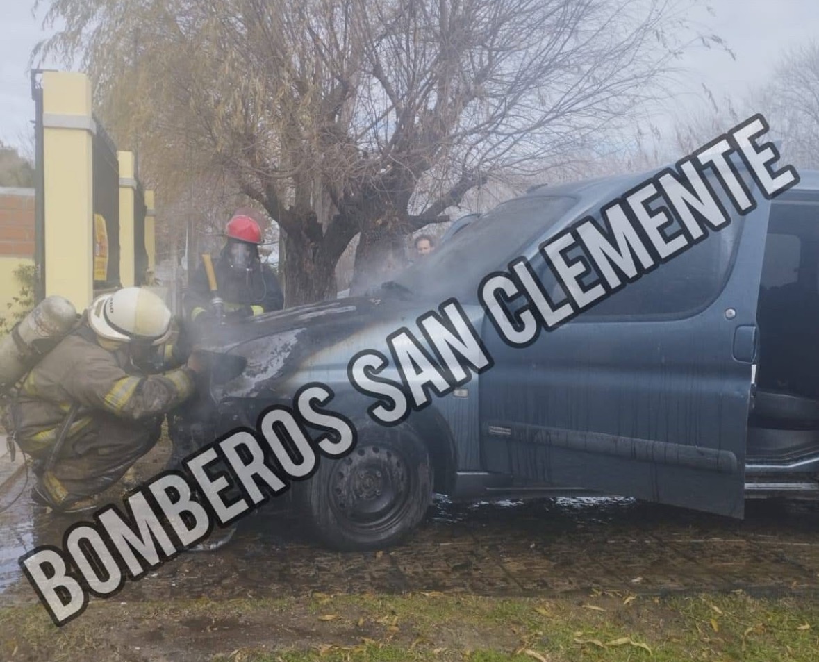 Bomberos Voluntarios de San Clemente asistieron al incendio de un coche