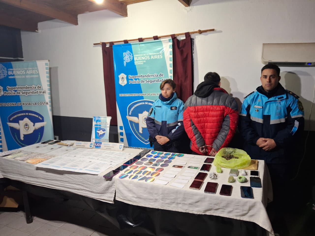 Detuvieron a una banda que vendía marihuana y obleas de VTV y GNC falsas en La Costa