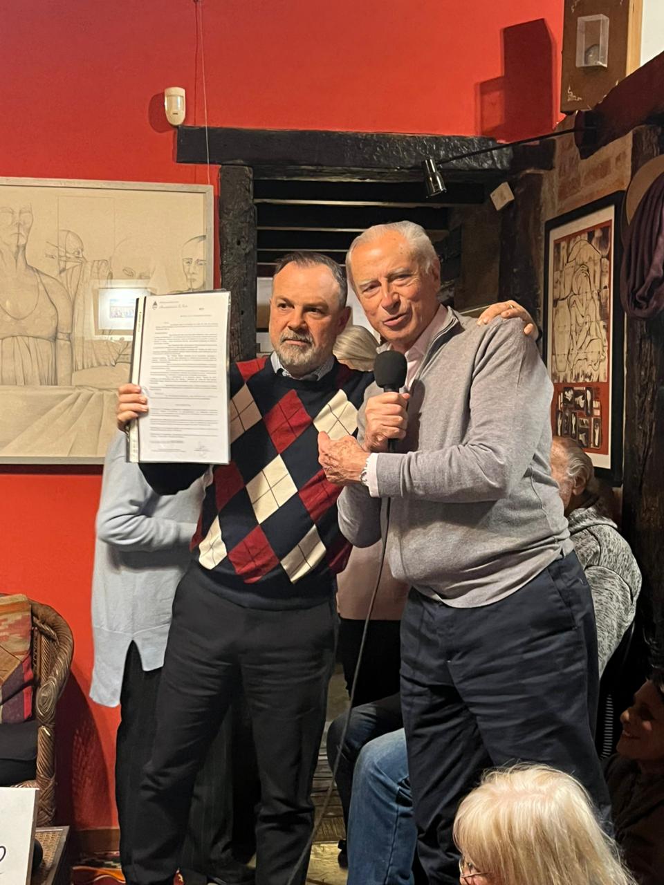 Gustavo Sylvestre presentó su libro «Ligero de equipaje. Conversaciones con Pepe Mujica», y se lo declaró «Persona Destacada de la Comunicación» en La Costa
